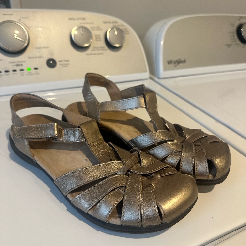 Earth Origins Savoy Sandals size 9.5 gold metallic